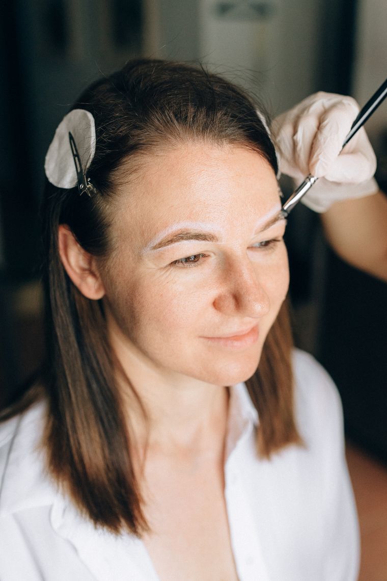 Restructuration des sourcils à la pince